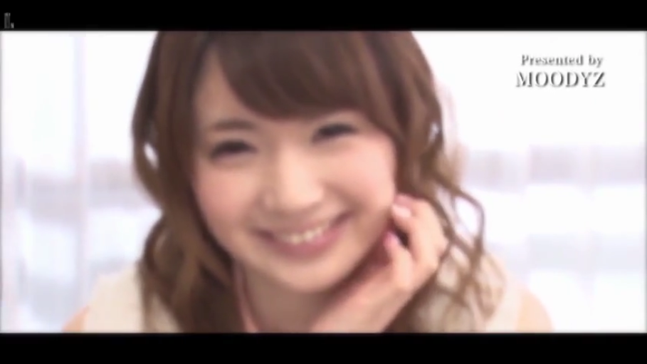Indoor · Close-up of the face · Sweet smile · Light-colored top · 光线明亮