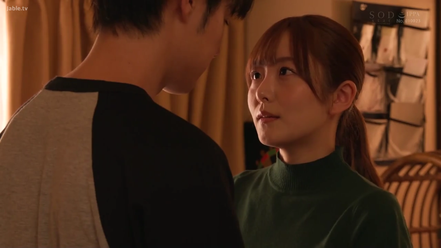 卧室 · 站立 · 全景 · 拥抱 · 自然 · 休闲装 · 居家 · 海报