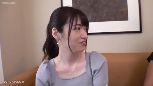 坐姿 · 面部 · 微笑 · 客厅 · 项链 · 倾听 · 气质 · 灰裙