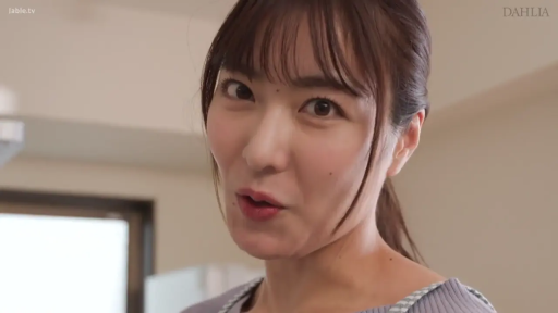 居室 · 微笑 · 脸部特写 · 浅紫色上衣