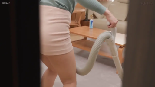 短裙 · 弯腰 · 客厅 · 偷窥视角 · 下半身特写 · 做家务 · 吸尘器
