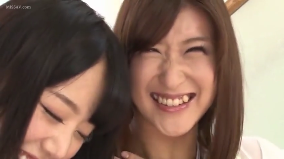 室内 · 脸部特写 · 休闲装 · 依偎