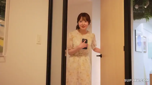 室内 · 上半身特写 · 微笑 · 携帯電話 · 浅色印花连衣裙