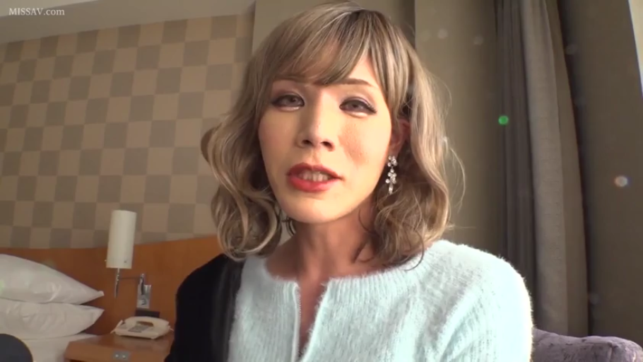 坐姿 · 平静 · 酒店房间 · 面对镜头 · 面部特写 · 耳坠 · 浅蓝色针织衫