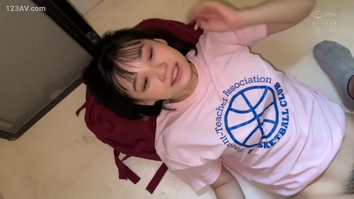 室内 · 脸部 · 仰卧 · 粉色T恤