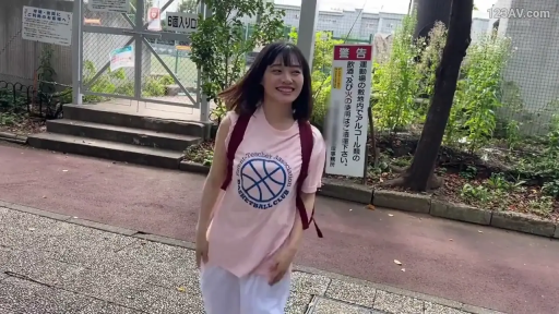 微笑 · 面部特写 · 双肩包 · 粉色印花短袖T恤 · 操场入口