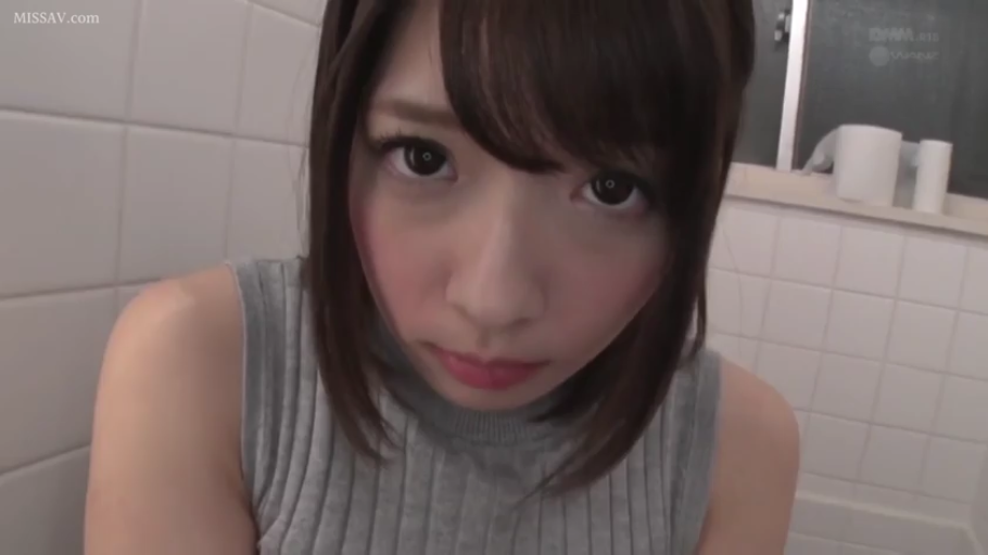 俯身 · 脸部特写 · 第一人称视角 · 对视 · 认真 · 卫生间 · 卷筒纸 · 灰色无袖针织衫