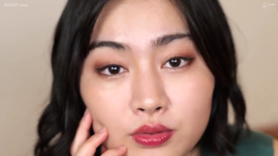 室内 · 迷离 · 凝视 · 脸部大特写 · 长卷发 · 墨绿色上衣 · 手托脸颊