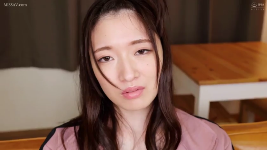 室内 · 坐姿 · 委屈 · 脸部特写 · 桌子 · 凝视 · 长发 · 运动服