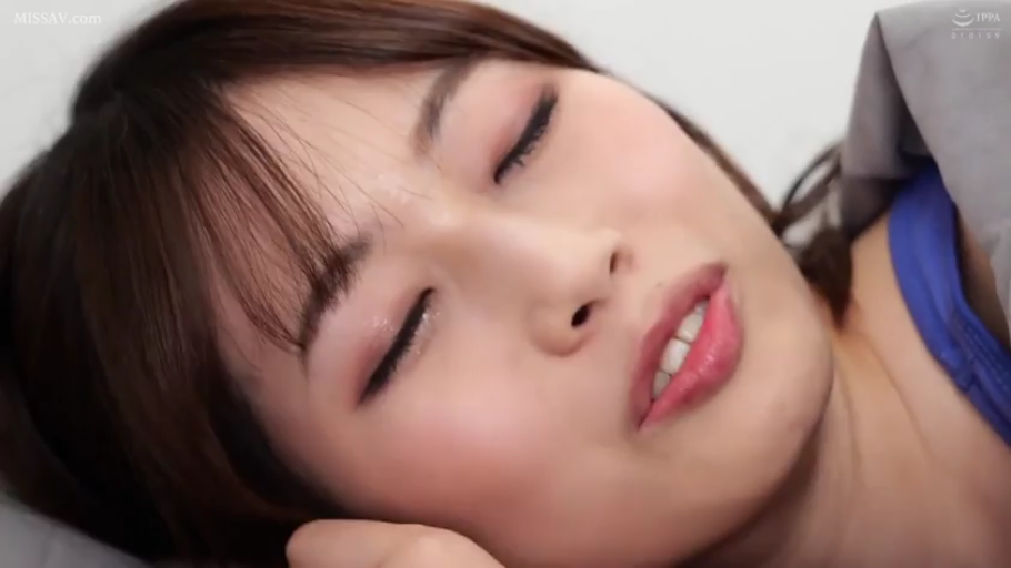 室内 · 脸部特写 · 躺卧 · 蓝色吊带