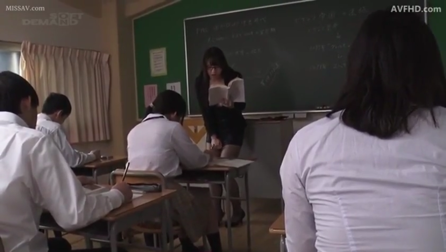 严肃 · 教室 · 师生 · 站立 · 全景 · 猥亵 · 职业装 · 书本