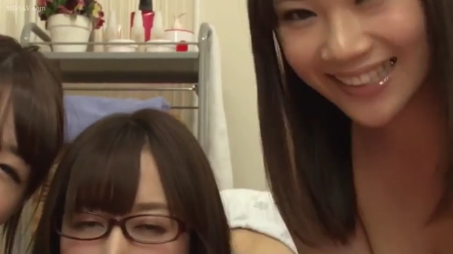 按摩室 · 兴致勃勃 · 可能未穿衣物 · 黑框眼镜 · 侧面女子的笑容特写