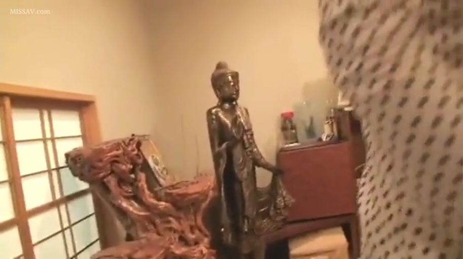 日式房间 · 佛像 · 背景有佛像和木质雕刻物