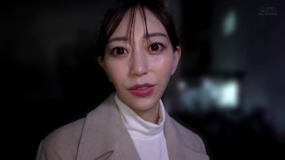 室内 · 脸部特写 · 自然 · 注视镜头 · 熟女 · 正面 · 驼色大衣