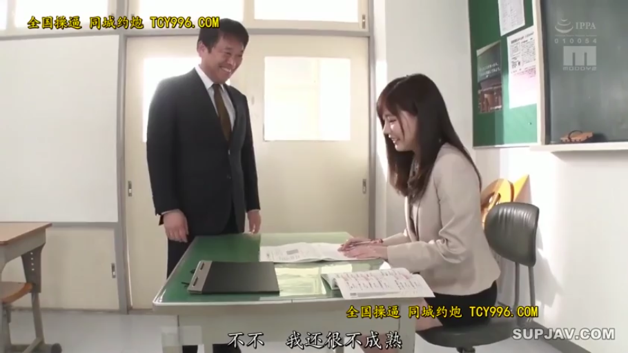 坐姿 · 教室 · 办公桌 · 中景 · 微笑 · 职业装 · 交流 · 教师