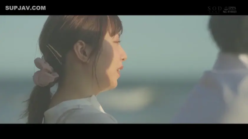淡然 · 白色上衣 · 阳光充足 · 女性面部侧写 · 室外海滩