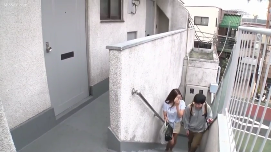 短袖上衣 · 自然 · 提包 · 室外环境 · 公寓楼梯间