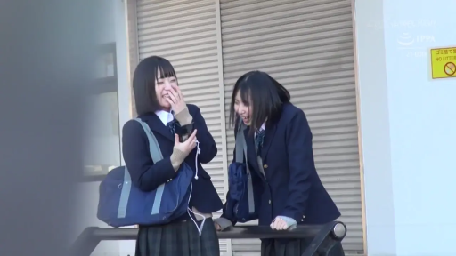 顔部のクローズアップ · 室外 · 书包 · 掩嘴 · 日式校服 · 日常向