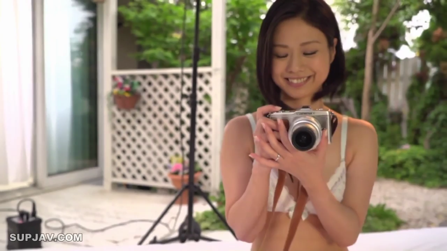 半身 · 白色内衣 · 亚洲女性 · 甜美微笑 · 户外庭院 · 查看相机 · 持物姿势 · 复古相机