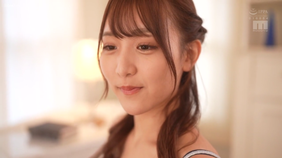 卧室 · 面部特写 · 细吊带