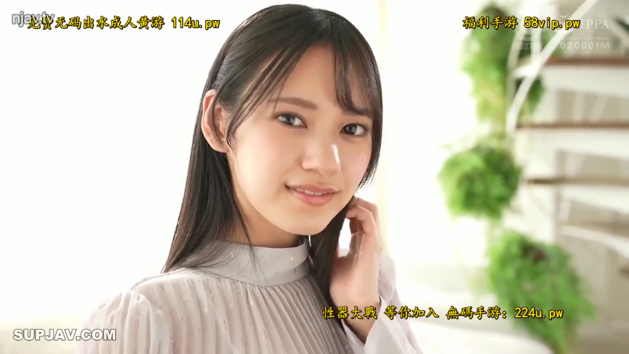 室内 · 温柔 · 面部特写 · 浅色褶皱上衣
