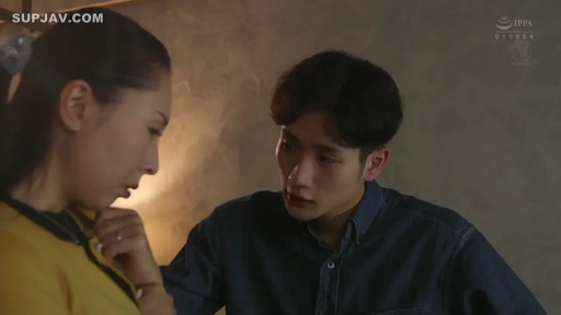 室内 · 忧郁 · 凝视 · 熟女 · 对坐 · 戒指 · 牛仔衬衫 · 双人特写