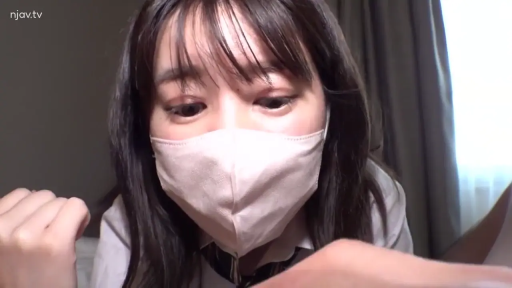 室内 · 俯身 · 校服 · 脸部特写 · 平静 · 俯视 · 口罩 · 黑色长发