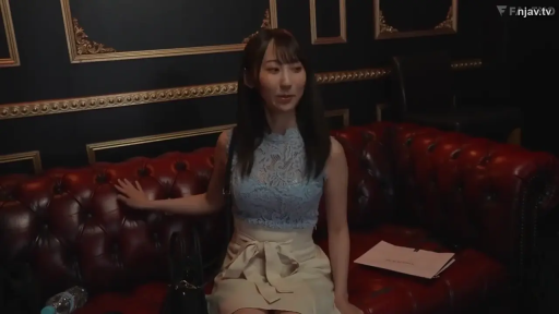 交谈中 · 文件 · 面部特写 · 金色装饰线条 · 米色系带短裙 · 深色装修房间