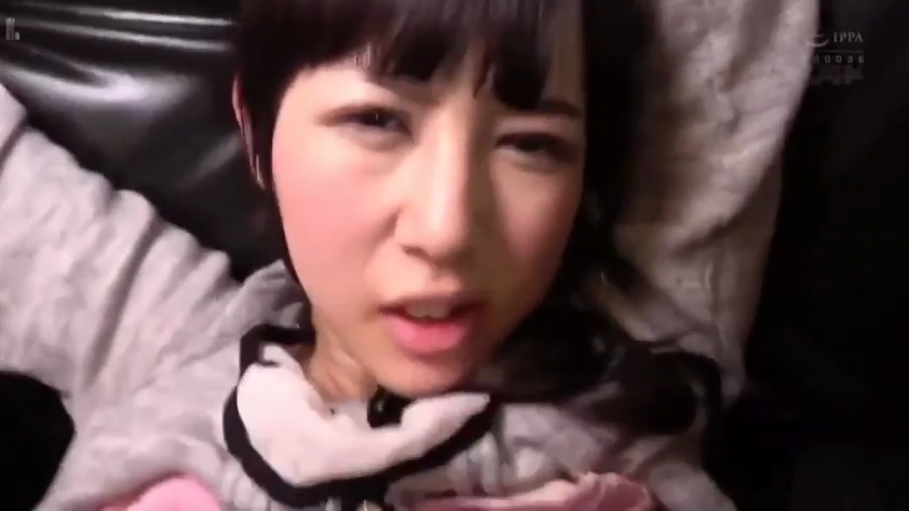 室内 · 五官细节 · 嘴唇微张 · 灰色针织外衣 · 脸部潮红