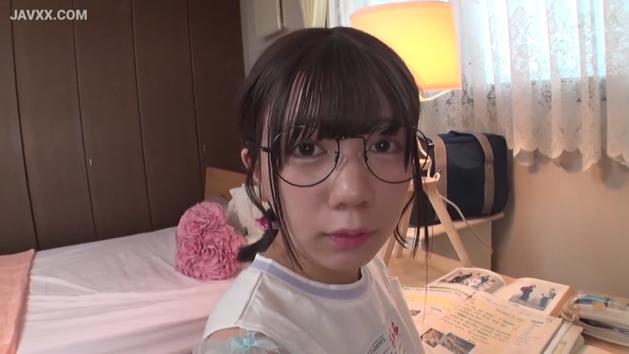 清纯 · 卧室 · 面部特写 · 白色短袖上衣 · 黑框眼镜 · 书桌凌乱