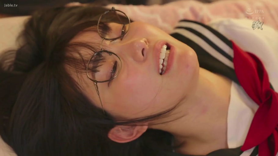 眼镜 · 眼神涣散 · 床上 · 嘴巴微张 · 水手服 · 汗水
