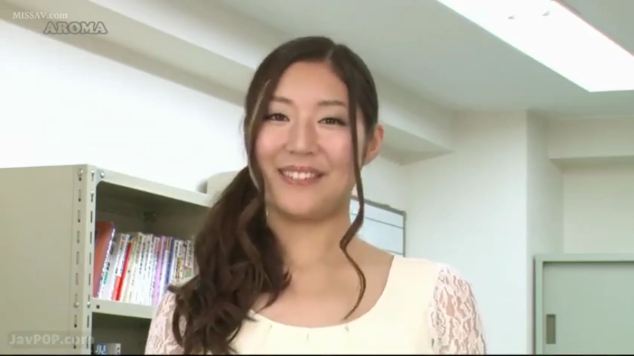 脸部特写 · 办公室 · 站立 · 微笑 · 长发 · 书架 · 蕾丝袖上衣