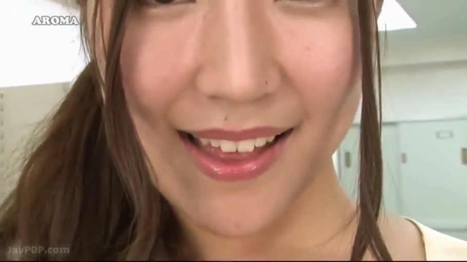 办公室 · 面部特写 · 正对镜头 · 浅色衣服