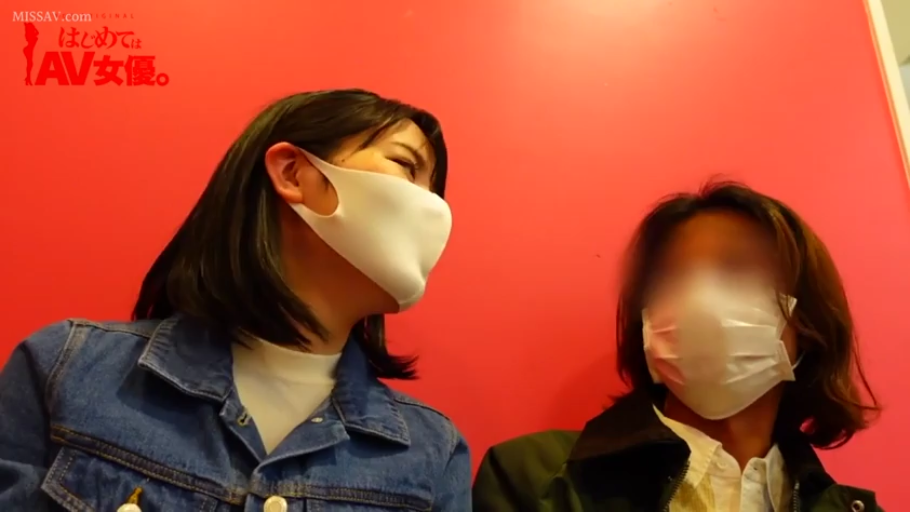 室内 · 头部特写 · 黑色夹克 · 白色口罩 · 自然交流