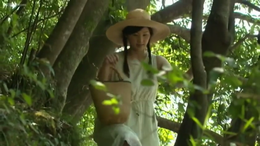 中景 · 站姿 · 双马尾 · 白色连衣裙 · 恬静 · 森林 · 草帽 · 挎篮