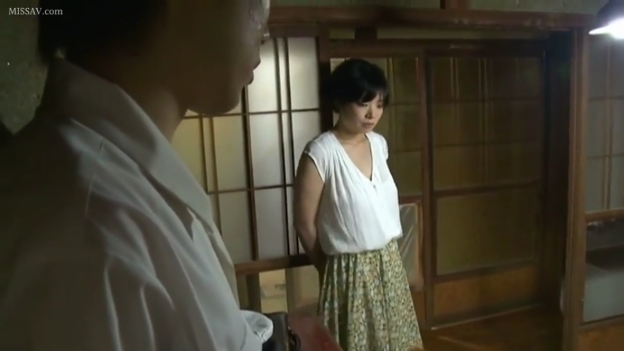 严肃 · 中景 · 站姿 · 白色背心 · 对视 · 熟女 · 日式房间