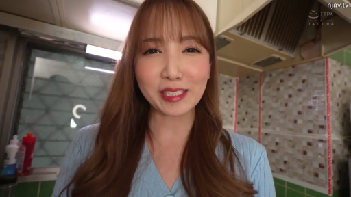 脸部特写 · 微笑 · 厨房 · 说话 · 浅蓝色上衣 · 正面直视 · 带水印