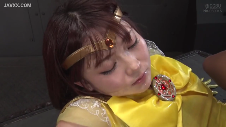 室内 · 虚脱 · 头部特写 · 黄色系COSPLAY制服 · 红宝石色装饰