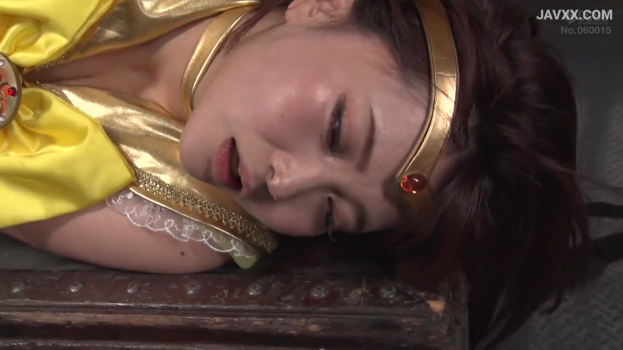 顔部のクローズアップ · 室内撮影スタジオ · 半眯眼 · 光线较暗 · 美少女战士金黄色战斗服 · 金黄色头冠