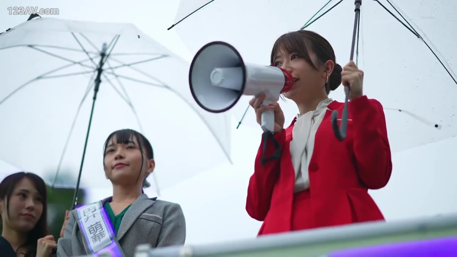 专注 · 站立 · 中景 · 职业装 · 剧情 · 户外 · 演讲 · 扩音器