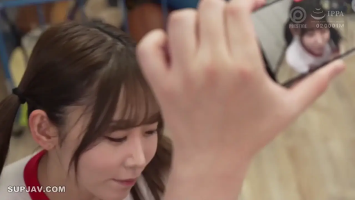 室内 · 坐姿 · 脸部特写 · 自然 · 手机 · 双马尾 · 拍摄 · 体操服