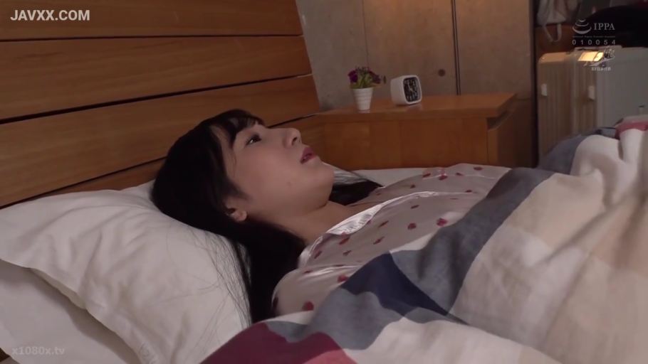 床上 · Pajamas · 侧脸特写 · 闹钟 · 略带迷茫 · 室内光线充足