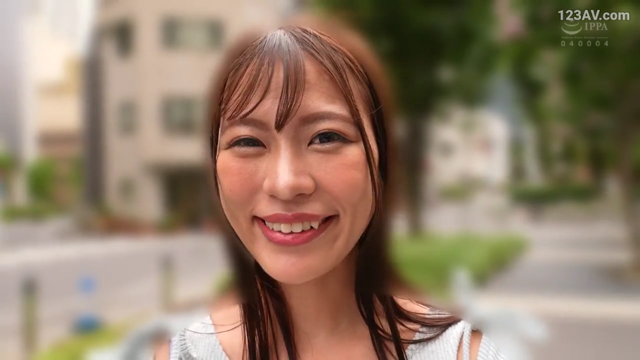 脸部特写 · 开朗 · 户外街道 · 浅色针织上衣