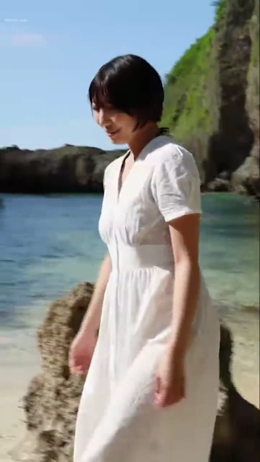 全身特写 · 微笑 · 海岸 · 白色连衣裙