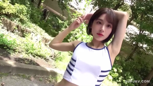 中景 · 自然 · 户外 · 举手 · 条纹背心 · 腋下 · 拍照