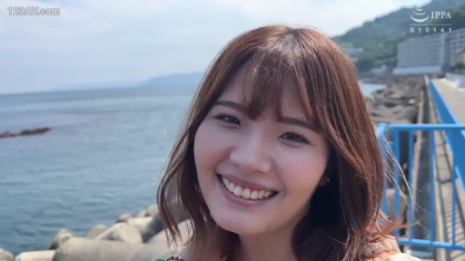 脸部特写 · 面对镜头 · 灿烂笑容 · 海边 · 正面站姿 · 休闲夏装 · 日本AV女优