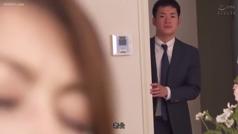 室内 · 严肃 · 站立 · 中景 · 剧情 · 西装 · 门 · 窥视