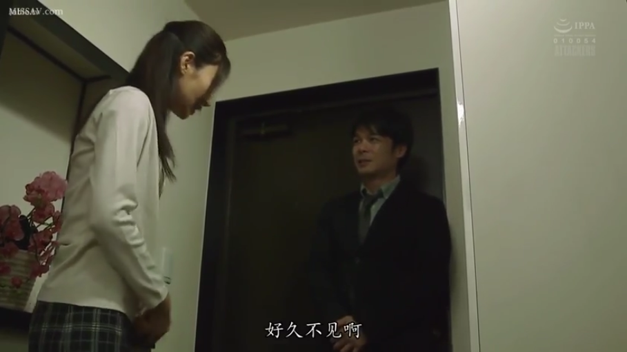 交谈状 · 玄关 · 男性穿深色西装领带 · 人物半身中景 · 室内光线一般