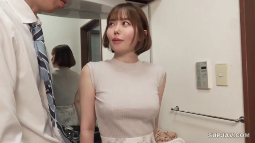平静 · 卫生间 · 女性上半身特写 · 女性穿浅色无袖紧身针织衫