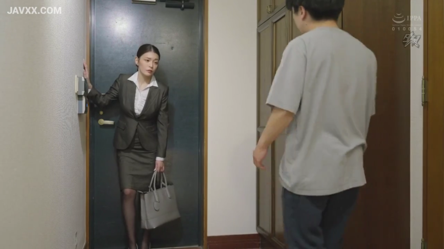 玄关 · 警惕 · 深色职业套装 · 手提包 · 人物全身中景